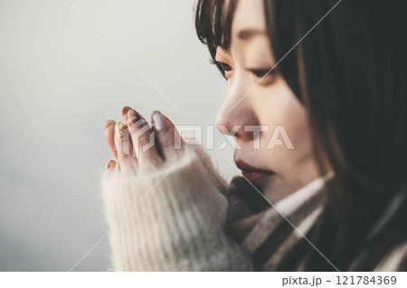 夕方の湖とニットとマフラーの若い女性 夕方の湖とニットとマフラーの若い女性 121784369
