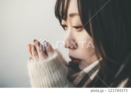 夕方の湖とニットとマフラーの若い女性 夕方の湖とニットとマフラーの若い女性 121784373