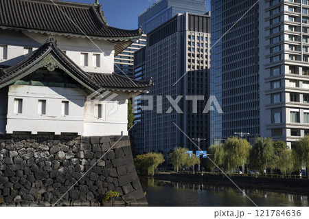 Imperial Palace and Gardens in central Tokyo, Japan. 121784636