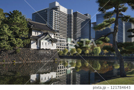 Imperial Palace and Gardens in central Tokyo, Japan. 121784643