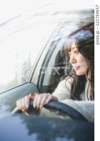 車の運転をするロングヘアの若い女性 車の運転をするロングヘアの若い女性 121784657