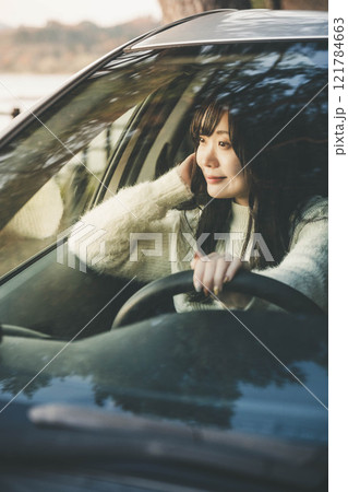 車の運転をするロングヘアの若い女性 車の運転をするロングヘアの若い女性 121784663