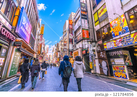 日本の東京都市景観 1月。新宿の歌舞伎町などを望む。新時代に光あれ＝令和7年1月8日 121784856