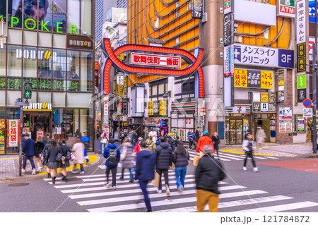 日本の東京都市景観 1月。昼間も賑わう新宿の歌舞伎町などを望む。新しい時代に幸あれ＝令和7年1月8日 121784872