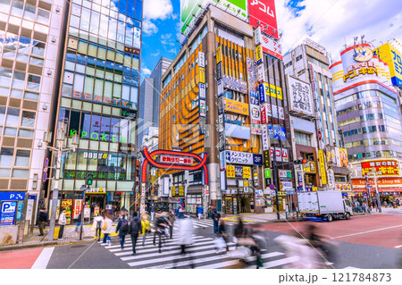 日本の東京都市景観 1月。昼間も賑わう新宿の歌舞伎町などを望む。新時代に光あれ＝令和7年1月8日 121784873