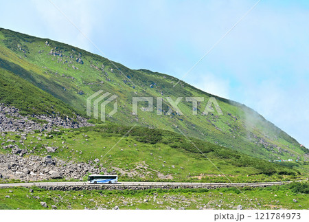 立山黒部アルペンルートの美しい風景の中を走るバス 121784973