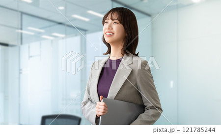 ノートパソコンを持つ笑顔の女性・ビジネスウーマン 121785244