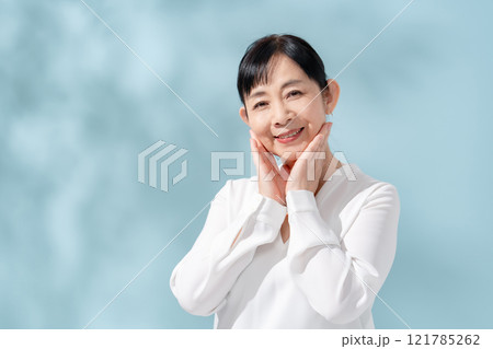 ビューティー 木漏れ日 シニア 女性 ビューティー 木漏れ日 シニア 女性 121785262