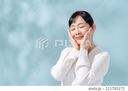 ビューティー　木漏れ日　シニア　女性 121785272