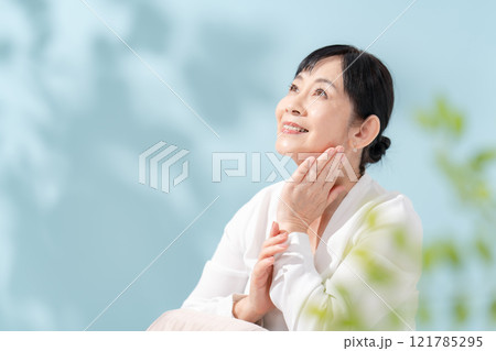 ビューティー　木漏れ日　シニア　女性 121785295