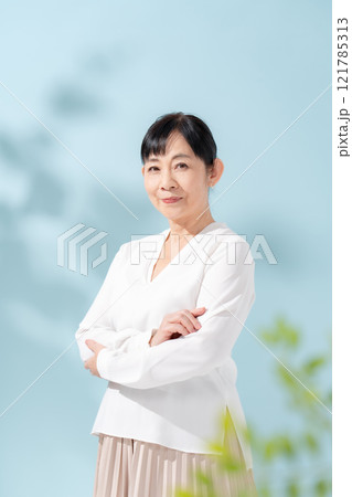 ビューティー 木漏れ日 シニア 女性 ビューティー 木漏れ日 シニア 女性 121785313