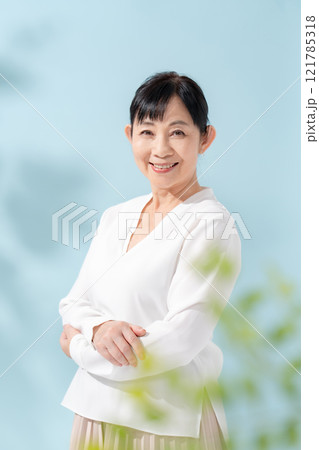 ビューティー 木漏れ日 シニア 女性 ビューティー 木漏れ日 シニア 女性 121785318