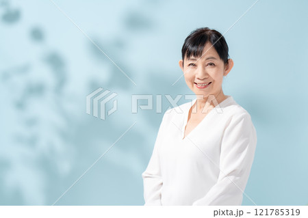 ビューティー　木漏れ日　シニア　女性 121785319