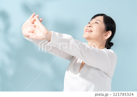 ビューティー 木漏れ日 シニア 女性 伸び ビューティー 木漏れ日 シニア 女性 伸び 121785324