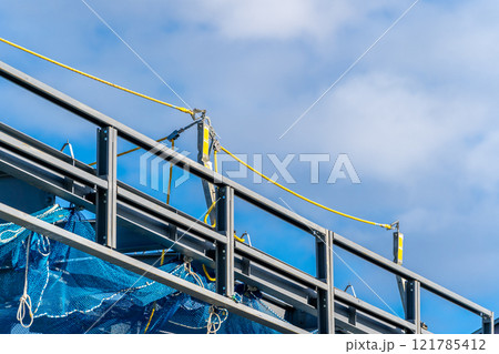 建設現場　高所作業　スタンション　親綱用支柱　親綱　水平ネット　安全対策　鉄骨工事　労働災害防止対策 121785412