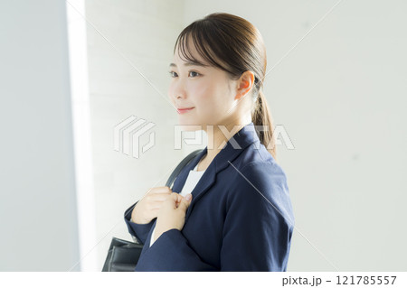 鏡を見るビジネスウーマン 121785557