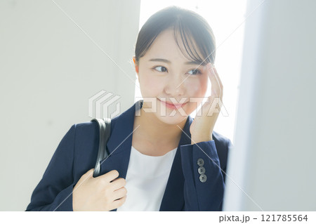 鏡を見るビジネスウーマン 121785564