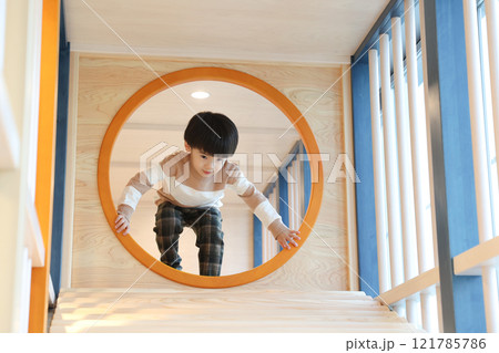 室内遊具で遊ぶ男の子 121785786