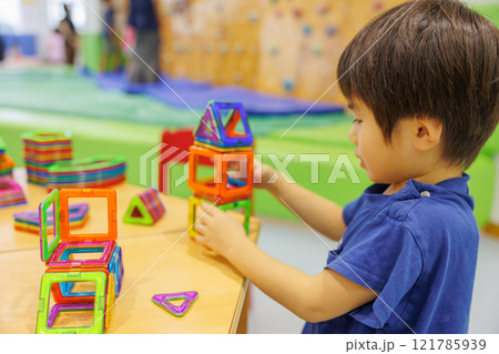 おもちゃで遊ぶ男の子 おもちゃで遊ぶ男の子 121785939