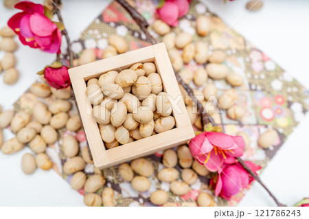 節分の豆 節分の豆 121786243