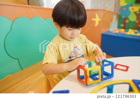 おもちゃで遊ぶ男の子 121786301