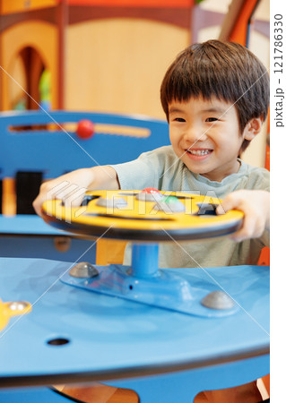 おもちゃで遊ぶ男の子 121786330