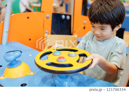 おもちゃで遊ぶ男の子 121786334