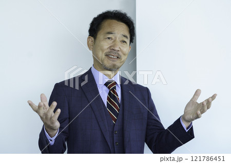 プレゼンをするミドルエイジの男性　撮影協力：学校法人電波学園 東京電子專門学校 121786451