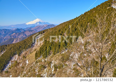 冬の神奈川県秦野市丹沢の二ノ塔山頂から西側の富士山方面 冬の神奈川県秦野市丹沢の二ノ塔山頂から西側の富士山方面 121786532