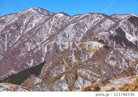 冬の神奈川県秦野市丹沢の三ノ塔山頂から北西側の眺望(塔ノ岳,行者ヶ岳,新大日など) 冬の神奈川県秦野市丹沢の三ノ塔山頂から北西側の眺望(塔ノ岳,行者ヶ岳,新大日など) 121786536