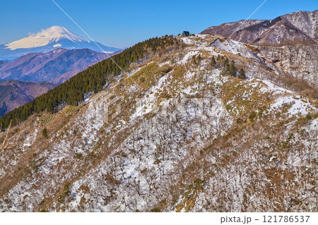 冬の神奈川県秦野市丹沢の烏尾山と三ノ塔の間の表尾根から西側の富士山、烏尾山方面を見る 冬の神奈川県秦野市丹沢の烏尾山と三ノ塔の間の表尾根から西側の富士山、烏尾山方面を見る 121786537