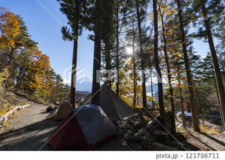 河口湖の紅葉キャンプ 121786711