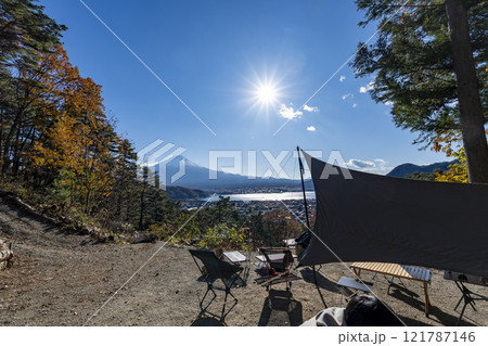 富士山と紅葉の河口湖 121787146