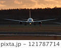 夕日に照らされる飛行機 121787714