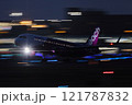 夜の空港を離陸する飛行機 121787832
