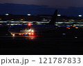 夜の滑走路へのランディング 121787833