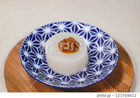 卵黄味噌をのせたふろふき大根 121788612