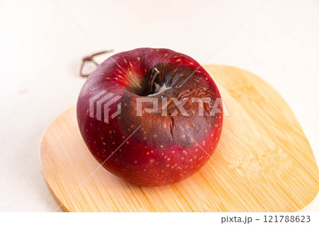 白カビが生えた腐りかけのリンゴ 121788623