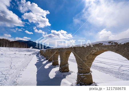 雪景色のタウシュベツ橋梁 121788678