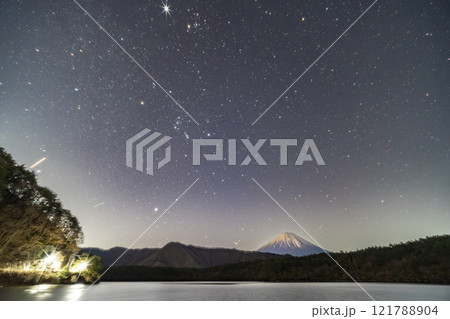 西湖の冬の星空 121788904