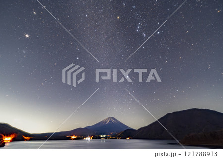 本栖湖の冬の星空 121788913