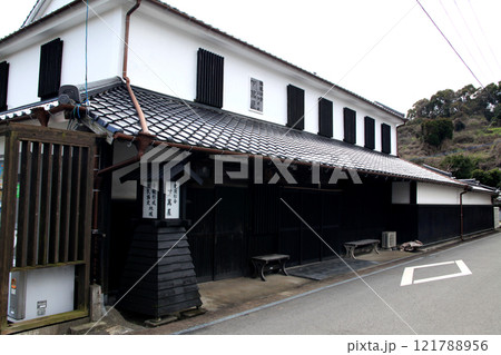 熊本県宇城市松合　土蔵白壁の古い町並み 121788956