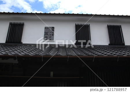 熊本県宇城市松合　土蔵白壁の古い町並み 121788957