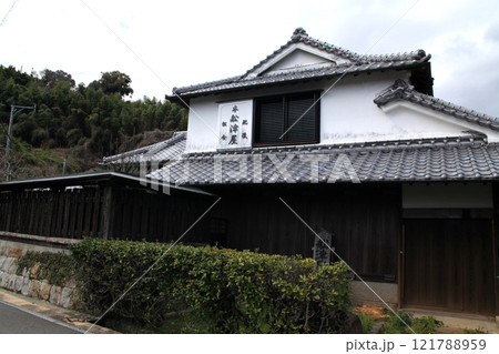 熊本県宇城市松合　土蔵白壁の古い町並み 121788959