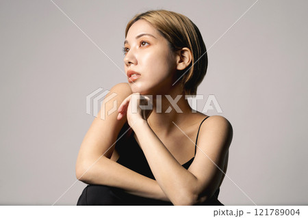女性　美容　スキンケア　化粧イメージ 121789004
