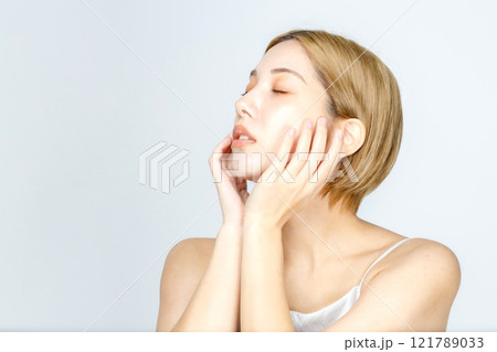 女性　美容　スキンケア　化粧イメージ 121789033