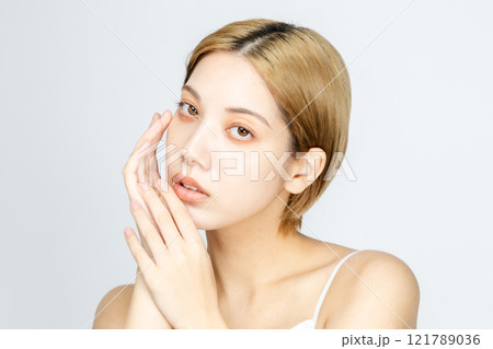 女性　美容　スキンケア　化粧イメージ 121789036