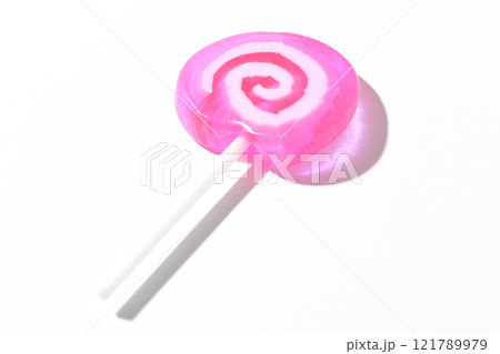 ペロペロキャンディを白背景で撮影 121789979