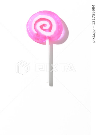 ペロペロキャンディを白背景で撮影 121789994