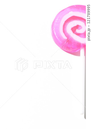 ペロペロキャンディを白背景で撮影 121789995
